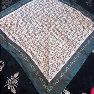 Elegant Chain Pattern Scarf